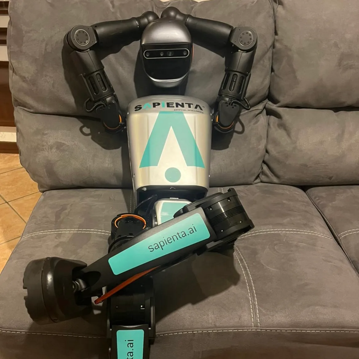 Rocco, robot umanoide Sapienta, in posa informale